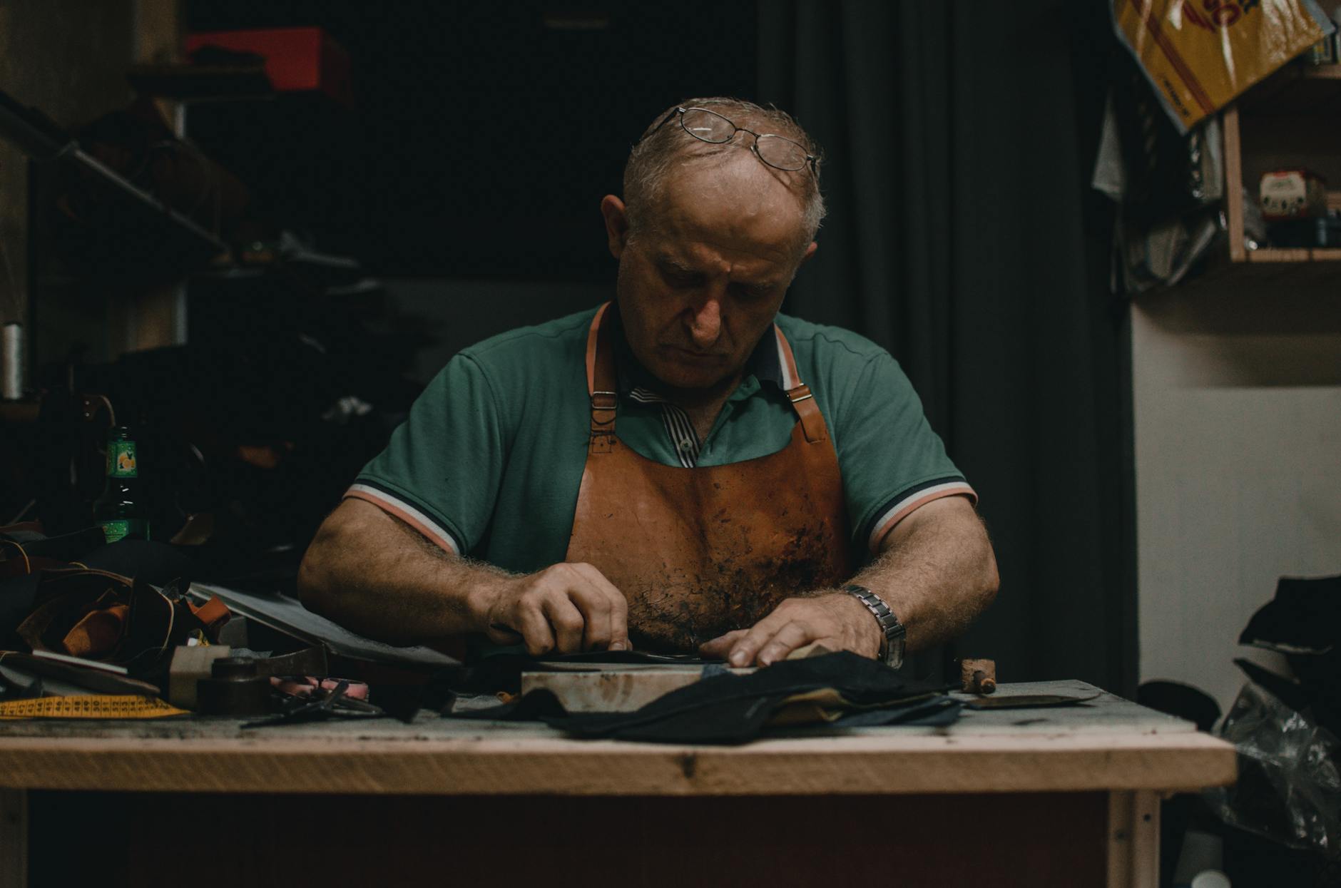 Infographic listing 50 side hustle ideas to make extra money.