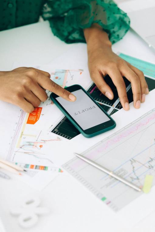 Infographic showing steps to calculate and improve business profit margins.