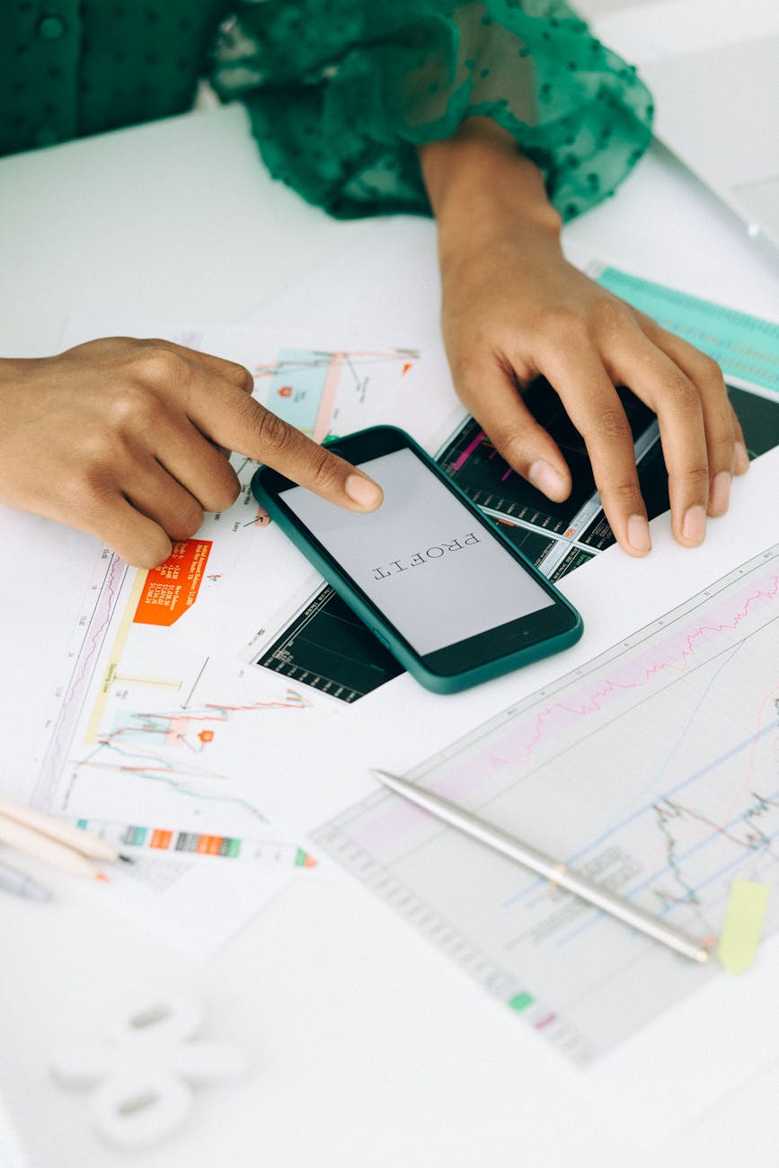 Infographic showing steps to calculate and improve business profit margins.